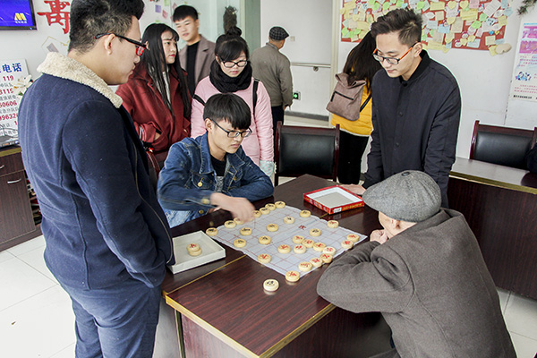 陪老人下棋.jpg